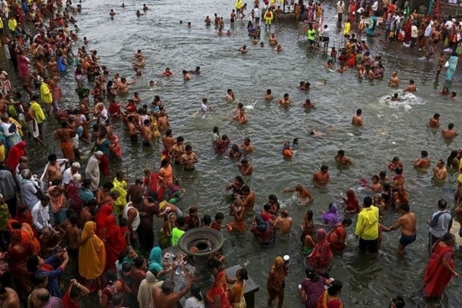 Kumbh Mela 2019: Devotees take holy dip in river Ganga 