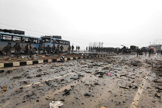 Soldiers examine the debris after the explosion (Reuters/Younis Khaliq)