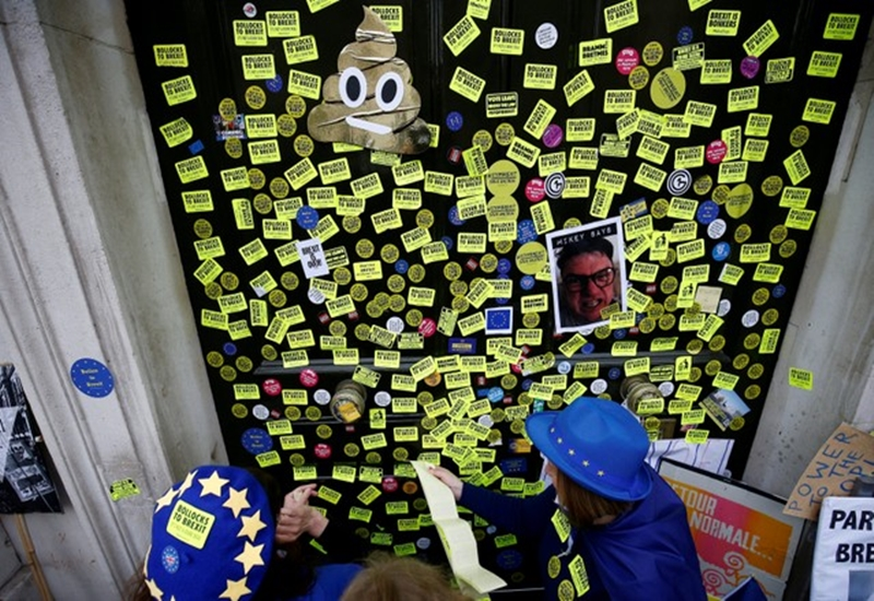 EU supporters, calling on the government to give Britons a vote on the final Brexit deal, participate in the 'People's Vote' march in central London. (Reuters photo)