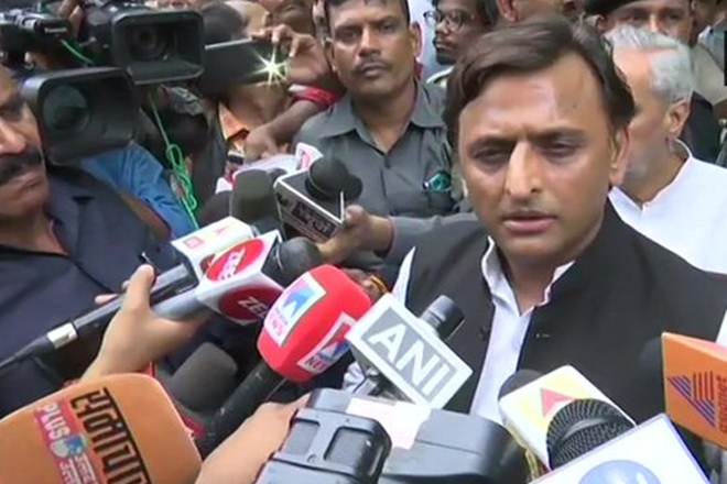 Akhilesh Yadav met victim's family in hospital (ANI Photo)