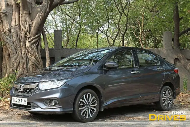 Pro: The aesthetics of the Honda City are quite impressive. The exteriors of this C-segment sedan continues to offer the perfect balance between modern, elegant and dynamic appeal. That said, the current iteration is more inclined towards elegance and practicality instead of sportiness as we saw on some of this sedan's previous-generation models.