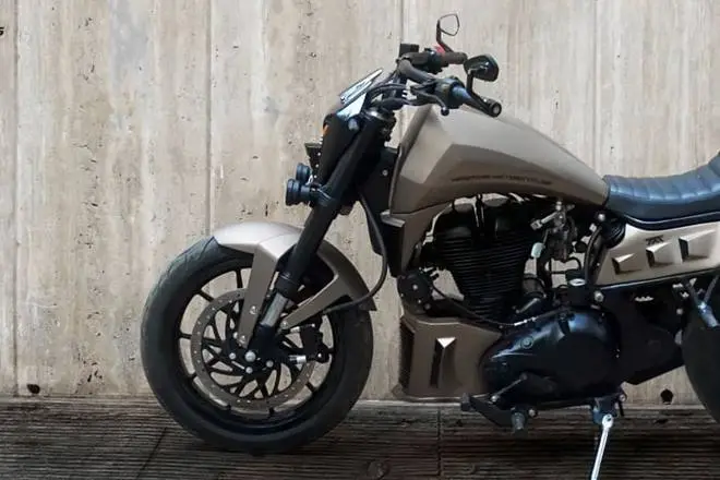 The suspension set up has been upgraded as well with an inverted fork up front and a monoshock at the rear. The footpegs are now forward set for a cruiser-style riding stance supported by a drag-style handlebar that allows a bit of aggression in the stance as well.