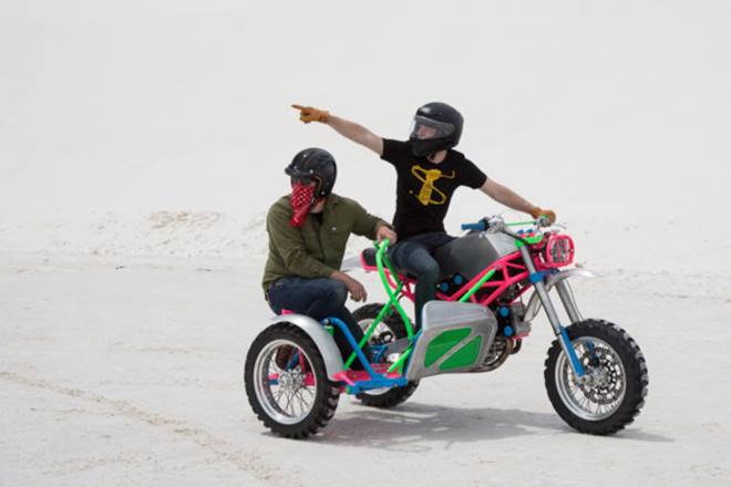 Sidecarcross: It's a Ducati scrambler with a sidecar and is still capable of scrambling. And what it looks like is just downright fantastic. Playing neon colours can be risky, but Revival Cycles have done it just right. “The Ducati ‘Odioso’ (‘Odioso’ is Italian for obnoxious) has now become, to our knowledge, the world’s first Ducati sidecar-cross bike ever.” (Source: Bikeexif)