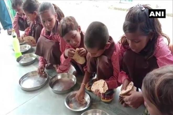 Pawan Kumar Jaiswal, video, salt, roti, midday meal, Mirzapur, uttar pradesh, journalist booked