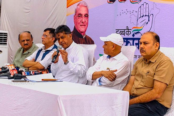 "The situation today is similar to the one after demonetisation when people had to form queues to take out their own money from the banks. The situation may get worse in the days to come," the Congress leader claimed. (Twitter image)
