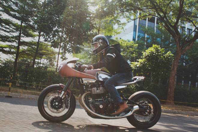 Built by Krom Works, this motorbike is based on Royal Enfield Continental GT 650. The GT 650 in its stock condition has quite a minimalistic design, but Krom have been able to take that a level ahead and The 30 is even more compact. Covered in chrome and copper, it looks classic but has modern parts like USD KKTB fork up front.
