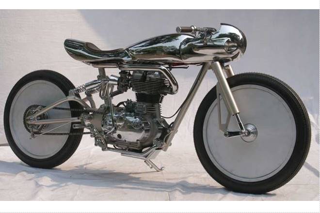 This retro-styled modified Royal Enfield Bullet 500 with minimum clothes is a must watch!