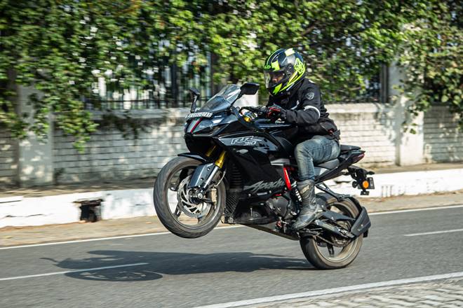 2019 TVS Apache RR310 Road Test Review – Racetrack material goes sports touring!