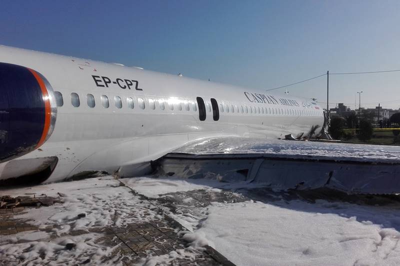 iran plane, iran plane landing, iran plane skid, iran plane land on road, Iranian passenger plane, Mahshahr airport, iran plane crash-lands on highway