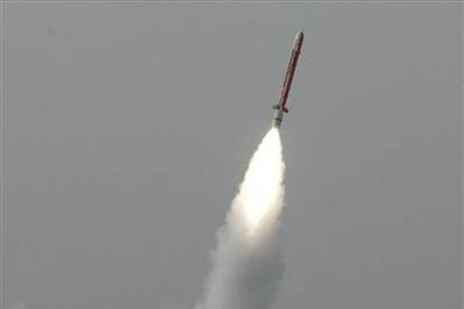 Падающая ракета. Пуск ракеты ангара-а5 с космодрома плесецк. Ракеты над краснодарским краем. Северокорейская баллистическая ракета. Пуск крылатой ракеты калибр.