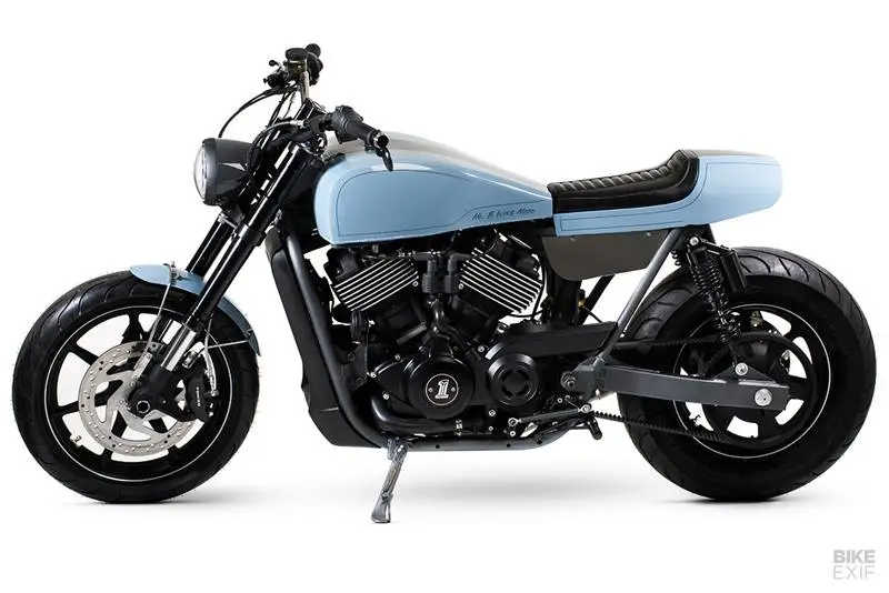 To give the 749 cc ‘Revolution X’ engine a power boost, Colin has installed a K&N-style washable air filter (with a handmade aluminum cover) and custom stainless 2-into-1 pipes with a new collector. To keep everything in optimum tune, Colin has added a Vance & Hines Fuelpak FP3 Autotuner. (Image: Bikeexif)