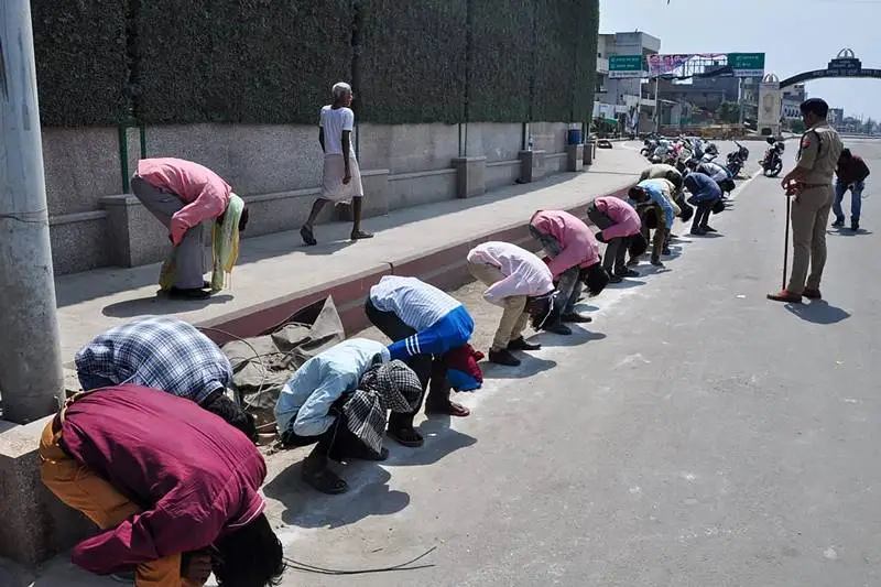 Coronavirus lockdown, Coronavirus, covidiots, Coronavirus in india, Coronavirus india, 21 day lockdown, india lockdown, sit-ups, squats, murga punishment, police