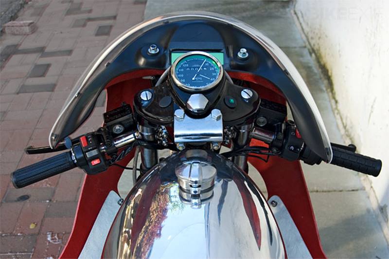“The bike is based on a Royal Enfield Bullet, with modified sub-frame added to support the battery. It’s a nice candidate for electric conversion—a solid, simple open frame that’s widely available on the used motorcycle market. And there’s a huge reproduction parts and accessories market that is affordable,” Hammarhead told Bikeexif. (Image: Bikeexif)