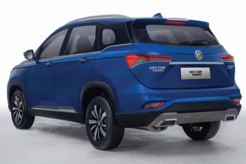 While in profile the Hector Plus is fairly identical to the Hector as it also uses the sale set of alloy wheels, the rear has been tweaked to help further differentiate them. The Hector Plus will feature a tweaked rear bumper, the red plastic strip between the tail-lamps have been removed from the tailgate which helps make the Hector Plus look more appealing.