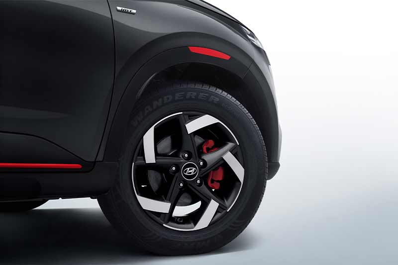 As this model is offered with an iMT, there is a small ‘iMT’ badge placed on the front fender. Additionally, to enhance the sporty appearance of the Venue’s Sport, Hyundai will also paint the front brake calliper is accented red to ensure the car stands out.