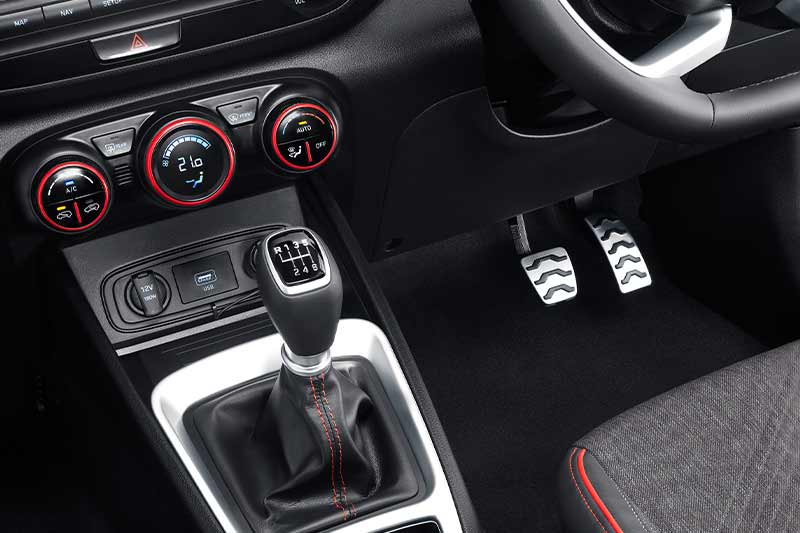 The Hyundai Venue comes equipped with an iMT option that offers a standard H-pattern manual shift lever but does away with a clutch deal entirely. Hyundai has fitted the gear lever with a sensor which when triggered by the driver’s hand actuates the clutch automatically, allowing the driver to shift normally like a vehicle with a manual transmission vehicle. For that added sporty look, Hyundai has included a set of stainless steel finished pedals as well.