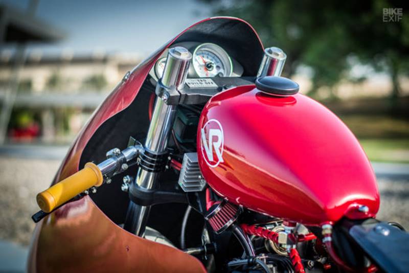 The Hero rolls on a veritable smörgåsbord of borrowed parts. The front forks and brake caliper are from a Suxuki GSX-F750, with a 17” Honda CRF supermoto front wheel. The rear wheel’s a combo of a Honda CRF supermoto hub and an 18” CRF MX rim. (Source: Bikeexif)