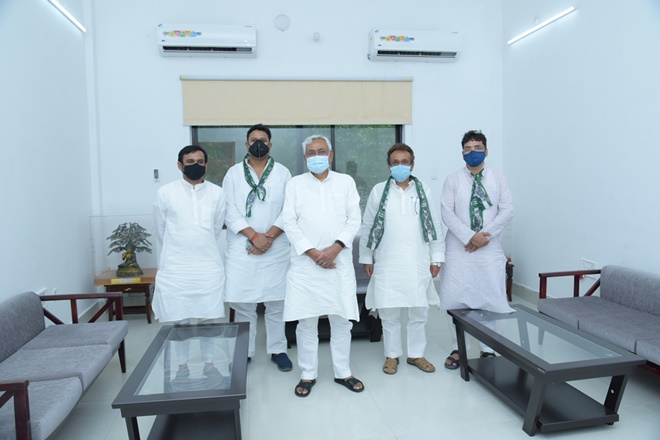 The three joined JD(U) in the presence of senior party leaders and ministers, Bijendra Prasad Yadav and Shrawan Kumar, in the party office here. 