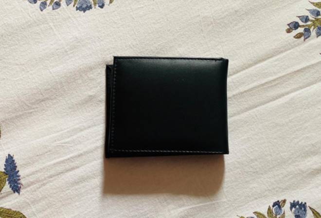 wallet, purse, what not to keep in your wallet, what documents should you not keep in your wallet, cash, Debit card, Credit Card, Driver’s License, DL, Vehicle Registration, cheque, Business Card, Visiting Cards, Contact info, account numbers, Bills, Receipts wallet, purse, what not to keep in your wallet, what documents should you not keep in your wallet, cash, Debit card, Credit Card, Driver’s License, DL, Vehicle Registration, cheque, Business Card, Visiting Cards, Contact info, account numbers, Bills, Receipts