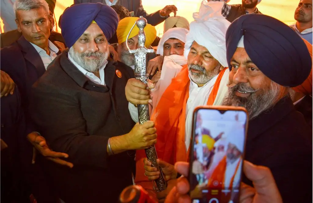 Shiromani Akali Dal Sukhbir Singh Badal presents sword to Rakesh Tikait at Ghazipur farmers protest New Delhi