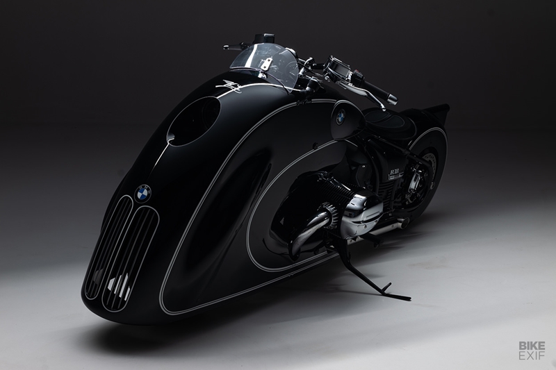 The tiny windshield is custom-made using Makrolon polycarbonate, a lightweight glass substitute, but the leather seat is adapted from BMW’s own accessory catalog. “This project is probably the most impressive of my entire career,” says Dirk. “It means a lot to me.” (Source: Bikeexif)