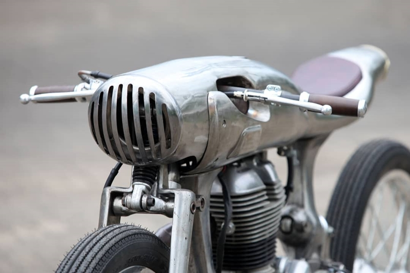 Andika and the team came up with a cafe racer design but as you can see, it's no typical cafe. With the Bullet 500 clearly presenting with a 1950s design, it was quite a task a task to inject a futuristic appeal but is exactly what Kromworks did. And how.. Photo: kromworks/Facebook