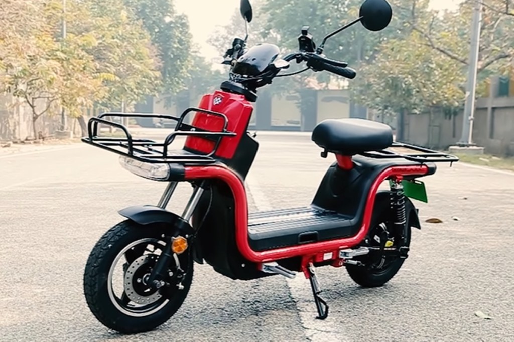 The Okinawa Dual is a low-speed electric scooter for B2C applications. However, it boasts a disc brake in the front. 