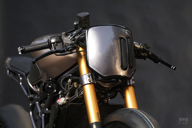 The metallic paint is low-key and subtle, with hints of gold elsewhere on hard parts. The team got rid of the 17-inch alloys in favour of spoke rims from a Bonneville. The tyres are Pirelli Diablo Supercorsa SC slicks, 140 section at the front and 190 at the back, which get up to temperature fast in the hot climate. (Source: Bikeexif)