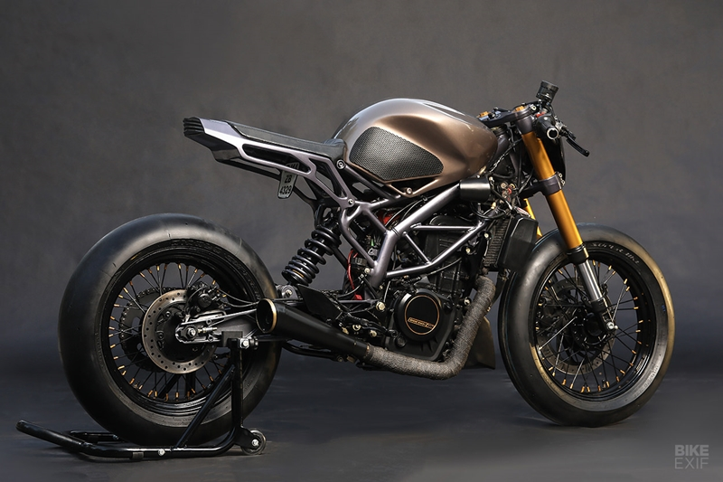 The excellent stock brake rotors and calipers remain, but Rajputana have added their own clip-ons, and upgraded the master cylinder to a Brembo radial unit. Rajputana have delivered one of those tricky ‘best of both worlds’ bikes: a complete restyle that doesn’t compromise the dynamic qualities of the original. We've never seen spoke wheels on a Duke and it certainly adds a lot to its character. (Source: Bikeexif)