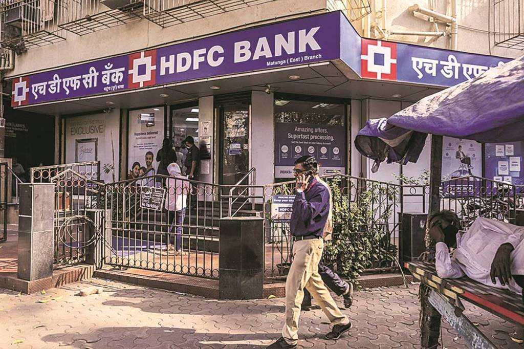 The largest private lender HDFC Bank has shown a 13.9% year-on-year (y-o-y) growth in the loan book.