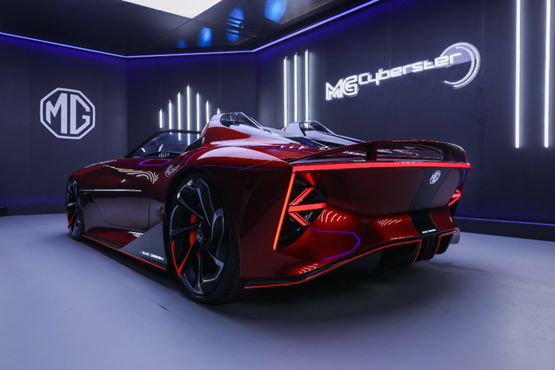 With a range of 800 kilometers, the Cyberster concept has an intelligent pure electric architecture and 5G connection capabilities, and accelerates from 0 to 100 km/h within 3 seconds. MG Cyberster rear design uses ‘’Kammback’’ styling. The fast flattened tail can improve the rear spoiler and bring better aerodynamic performance. The through-type LED taillight design outlines the Kammback shape.