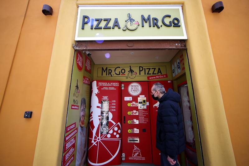 pizza, pizza in rome, rome, pizza vending machine, pizzas, italy, italian pizza, pizza vending machine, Pizza Margherita, pizza hut, tomatoes, mozzarella, basil leaves