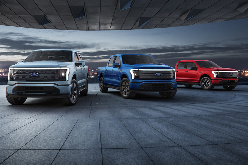 The Lighting stays true to the F-150 signature look but uses a more flush aerodynamic design to reduce drag. It features cool new LED lighting and wheels (18, 20,22-inch sizes). It looks distinct, but clearly an F-150 with evident traces of the Mustang Mach-E as well.