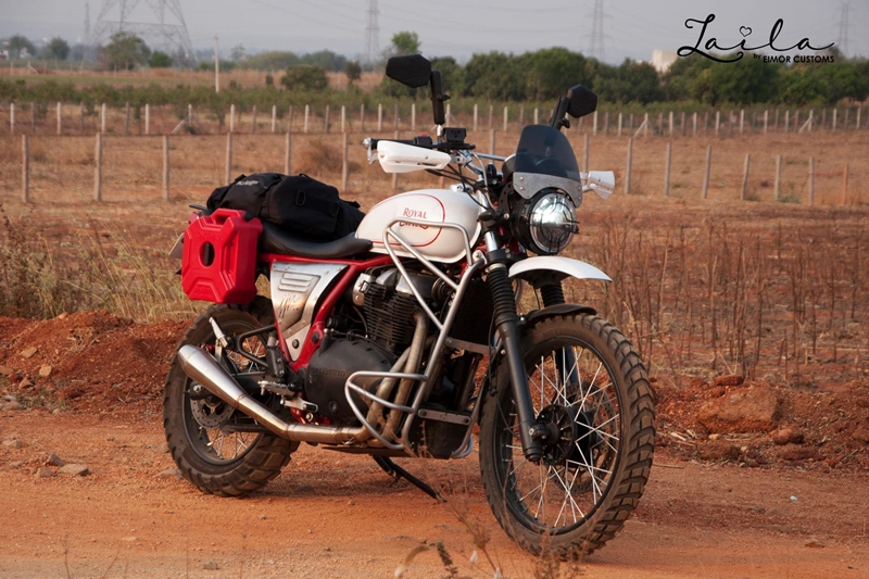 Like the Desert Sled, the Interceptor scrambler gets a white paint scheme with red pinstriping and some more on the exposed frame. A lot of it is finished in black. The rearview mirrors have been replaced with aftermarket ones and it's been added with knuckle guards.