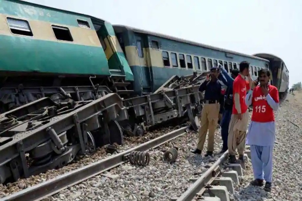 pakistan train collision