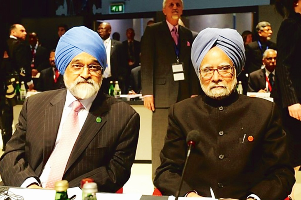 Economist Montek Singh Ahluwalia with former prime minister Manmohan Singh (Image: Express Archives) Economist Montek Singh Ahluwalia with former prime minister Manmohan Singh (Image: Express Archives)