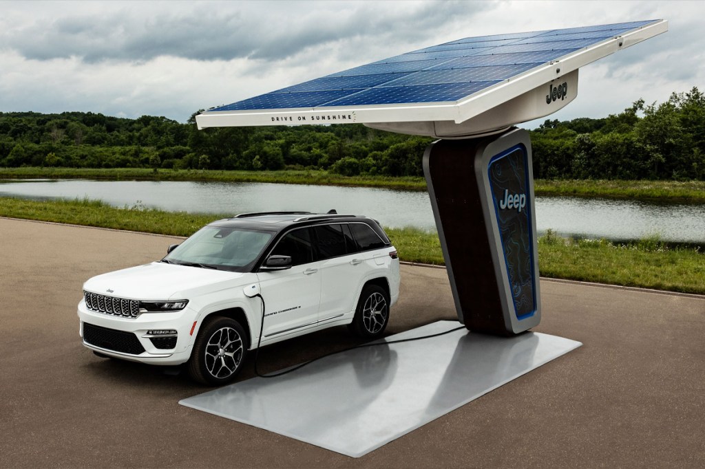 2022 Jeep Grand Cherokee 4xe breaks cover: 2-Row SUV goes plug-in hybrid