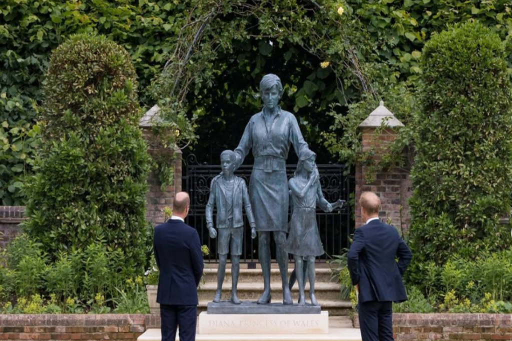 Princess Diana’s statue at Kensington Palace unveiled Here’s