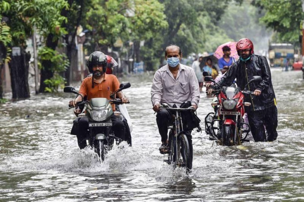 Gangetic West Bengal, associated cyclonic circulation, west bengal rains, west benga weather, heavy rains in kolkata, bay of bengal cyclonic depression