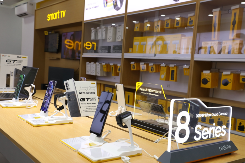 Realme opens 100 exclusive retail stores in India, plans expansion to 1,000 by 2022 Technology