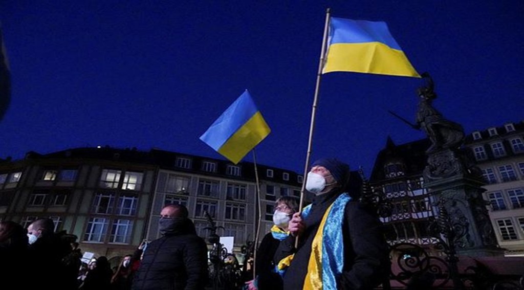 People hold Ukrainian flags (Reuters image)