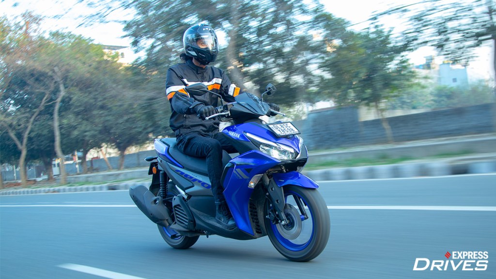 Yamaha Aerox 155 riding