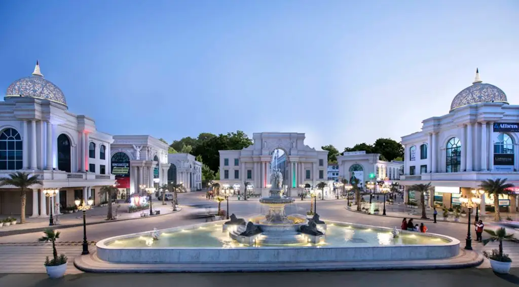The varied options of shopping, dining, and entertainment available at World Street clubbed with its aesthetically designed architecture is a key to drawing shoppers and occupiers’ interest in it. 