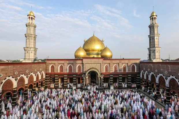 Muslims attend mass prayers at Dian Al-Mahri mosque, also known as Golden Dome Mosque, during Eid al-Fitr, marking the end of the holy fasting month of Ramadan, in Depok, on the outskirts of Jakarta, Indonesia. (Reuters Photo)