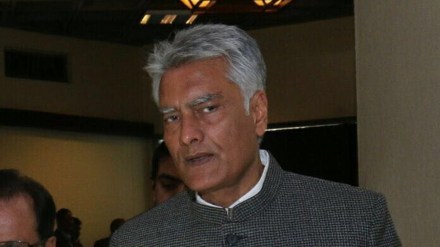Jakhar had been stripped of his party posts for two years a fortnight back for “not toeing the party line.” Jakhar said that he was upset at the Congress decision as his family served the party for three generations for over a period of 50 years. A day after Jakhar tweeted that he would pour his heart out on Saturday, he resigned.