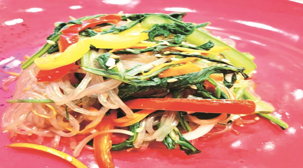 Talk about kimchi that Koreans eat every day, or tteokbokki (simmered rice cake) that is enjoyed on the streets and paired with boiled eggs and scallions, and you will instantly feel at home.