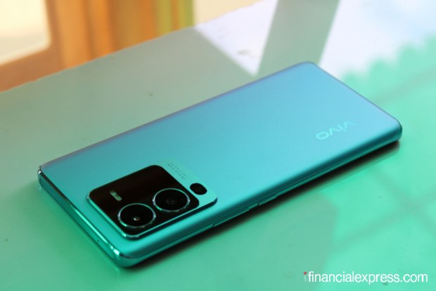 The V25 Pro gets you a bigger battery and faster charging. This is 4830mAh (versus 4,300mAh in the V23 Pro) and 66W (versus 44W in the V23 Pro). (Photo credit: Saurabh Singh/Financial Express)