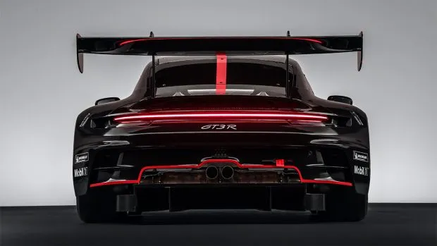 Since the new 911 GT3 R is so fast around a track, it also needs a competent braking setup. At the front, it gets 390mm disc brakes with six-piston callipers and 370mm disc brakes at the back with four-piston callipers. The hardware is complemented by a new ABS software that is tasked with reducing wear on the brakes and the tyres.