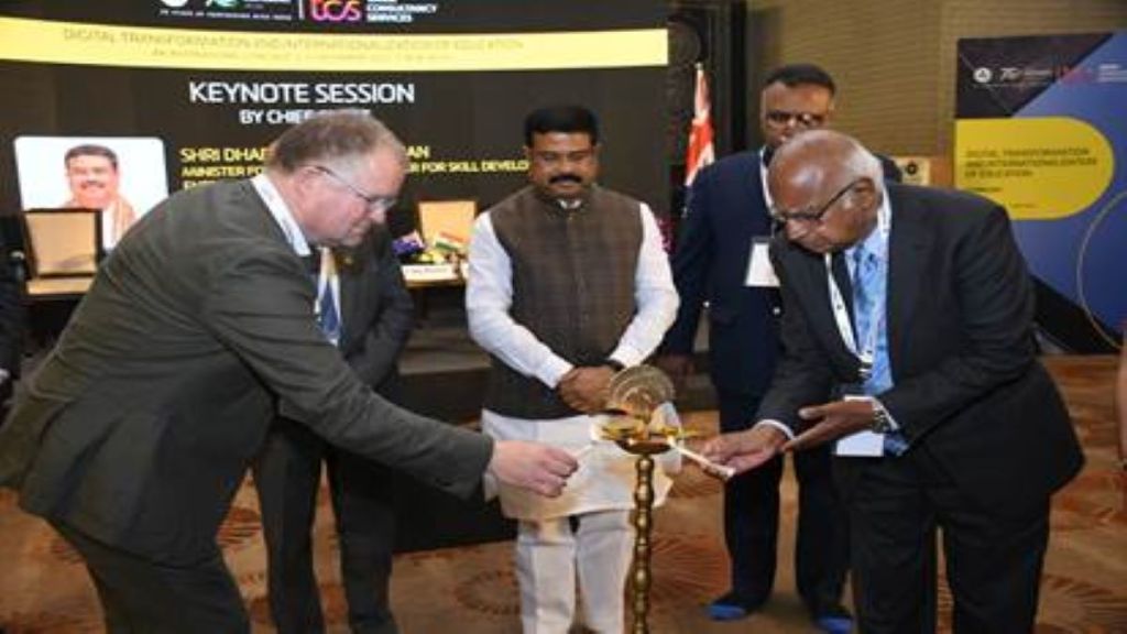 Deakin University announces setting up of hubs in three Indian