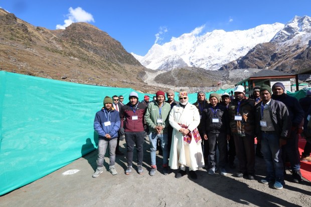 PM Narendra Modi with shramjeevis working on the restoration work in Kedarnath, Uttarakhand (Image: Twitter/ Narendra Modi)